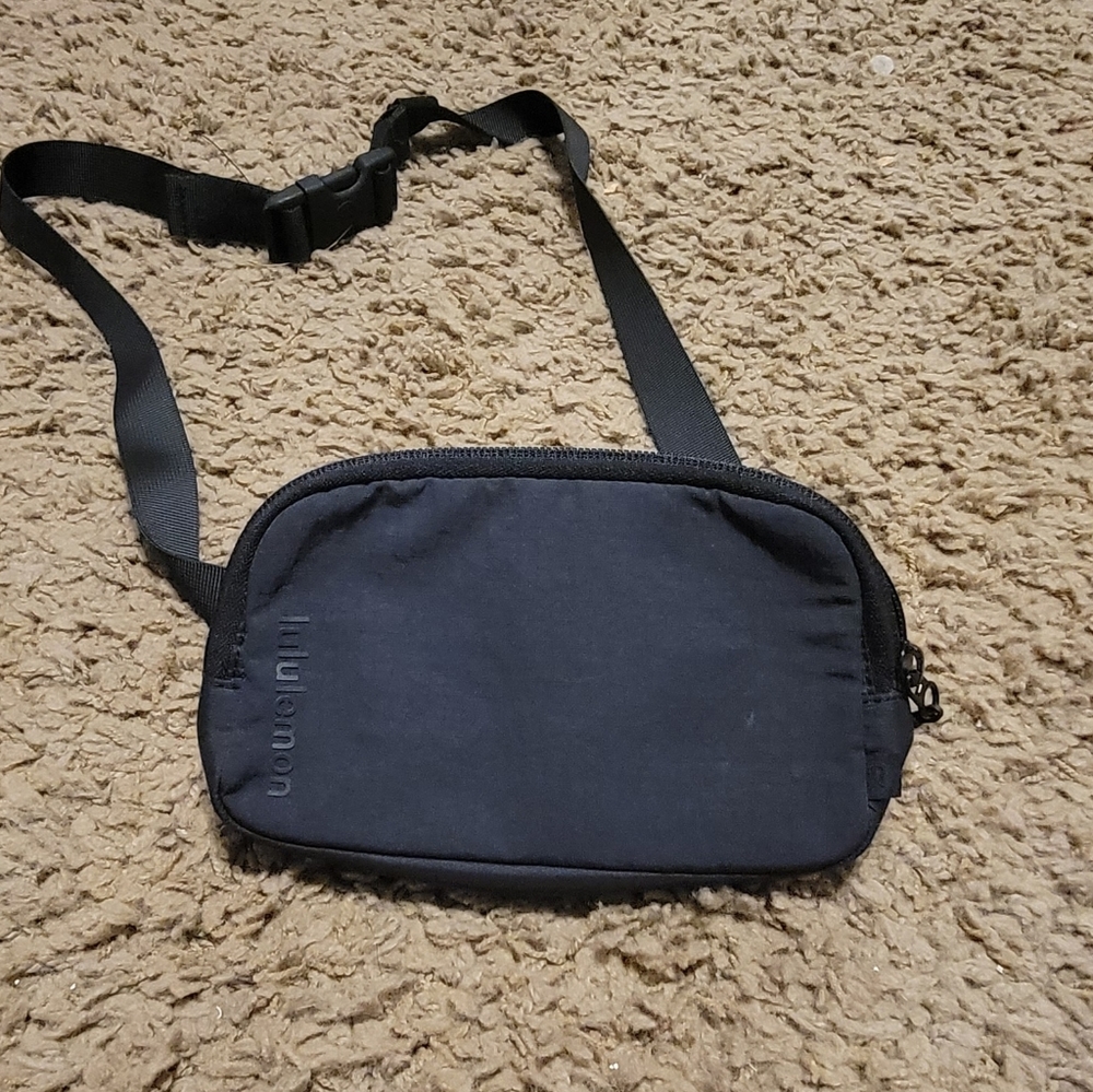Mini lululemon belt bag